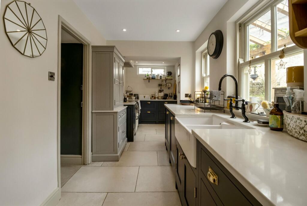 4 bedroom end of terrace house for sale in Windmill Road