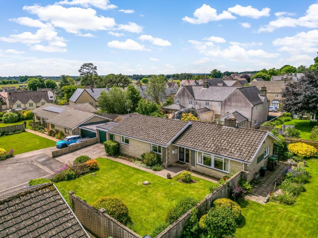 4 bedroom bungalow for sale in Dr Browns Close, Minchinhampton, Stroud
