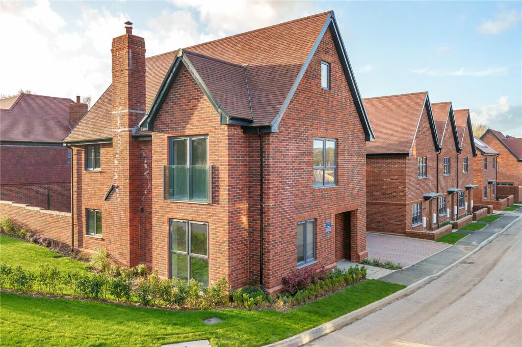 4 bedroom detached house for sale in Brookwood Road, Petersfield