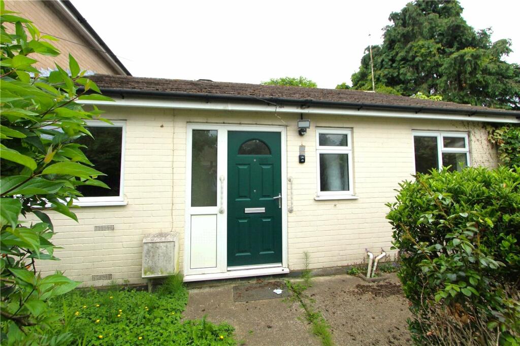 2 bedroom bungalow for sale in Woodbourne Close, Liss, Hampshire, GU33
