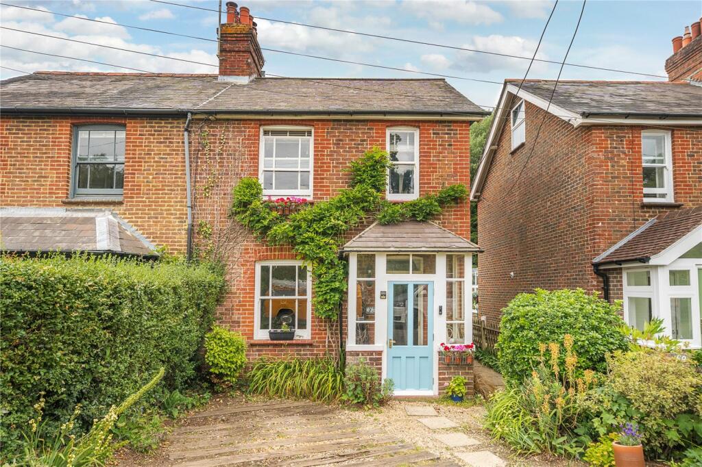 3 bedroom semidetached house for sale in Mint Road, Liss, Hampshire, GU33