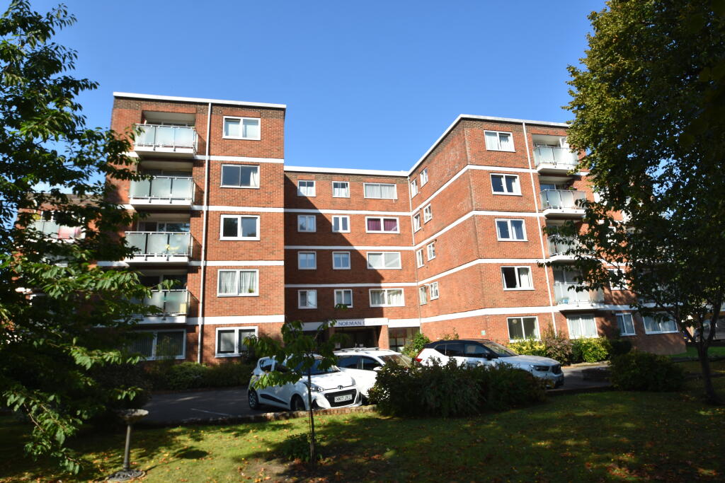 2 bedroom flat for sale in Craneswater Park, Southsea, Hampshire, PO4