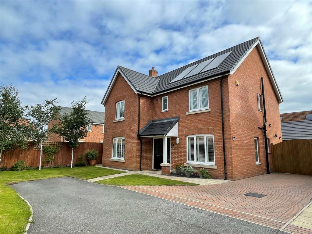 5 bedroom detached house for sale in Poplar Crescent, Sowerby, Thirsk, YO7