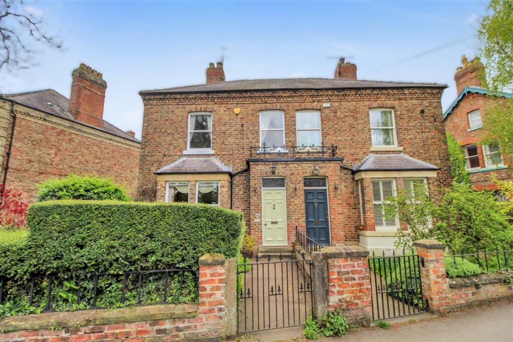5 bedroom semidetached house for sale in Topcliffe Road, Sowerby