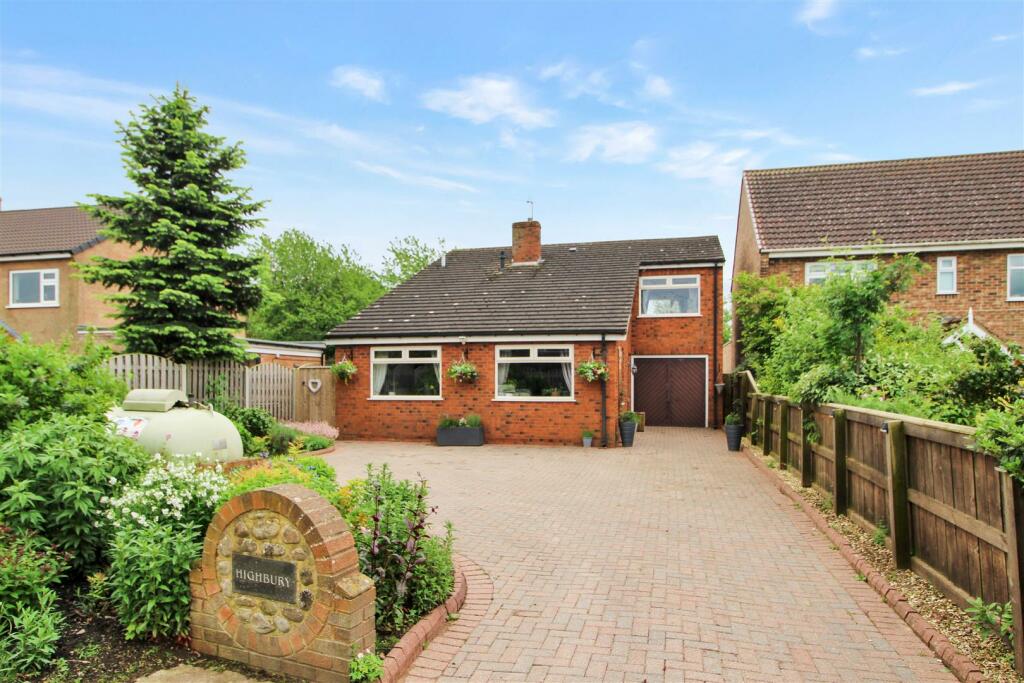 3 bedroom detached house for sale in Craddock Row, Sandhutton, Thirsk, YO7