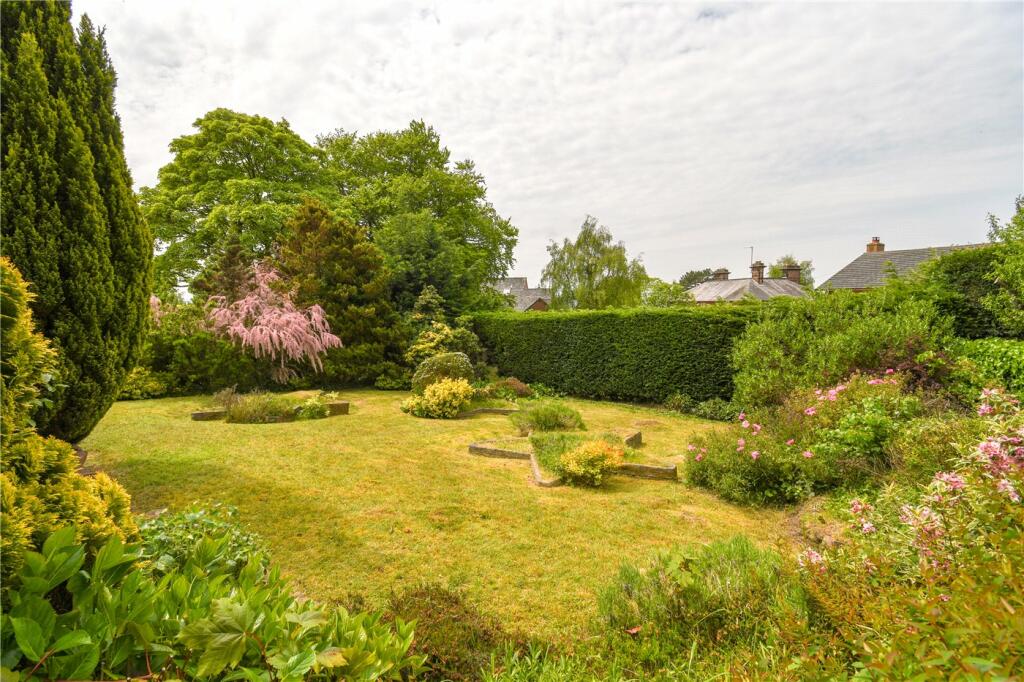 4 bedroom detached house for sale in Thurstaston Road, Heswall, Wirral