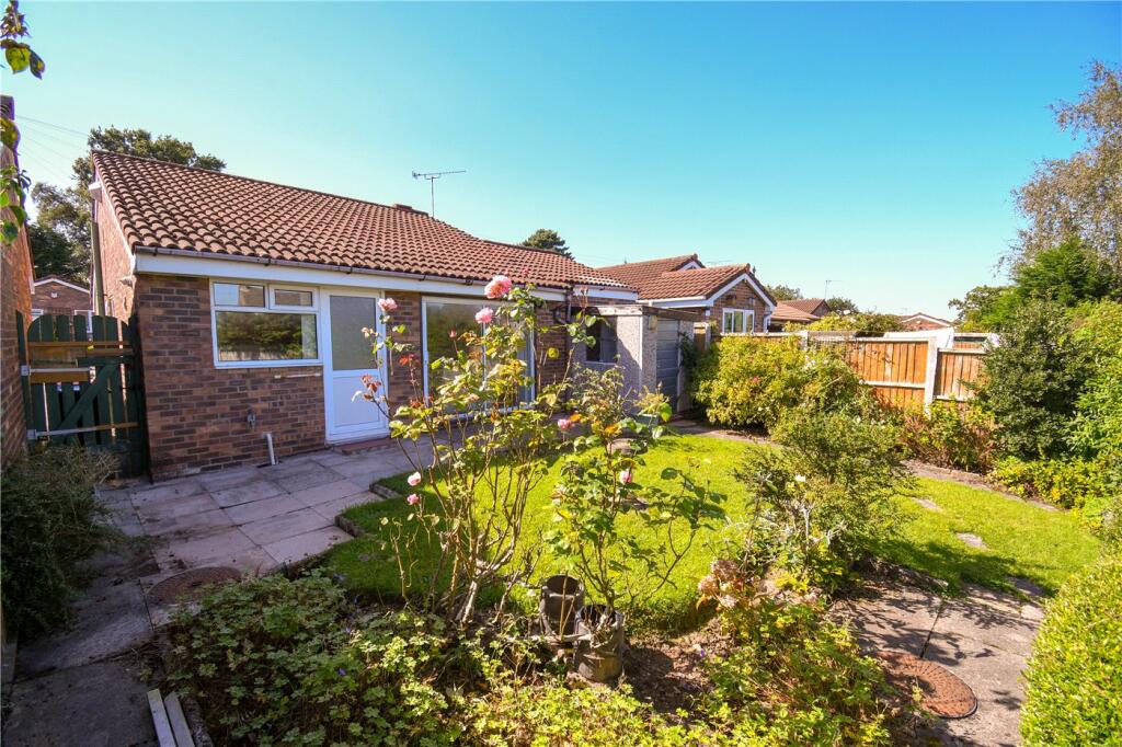 2 bedroom bungalow for sale in Laurel Drive, Willaston, Neston, CH64
