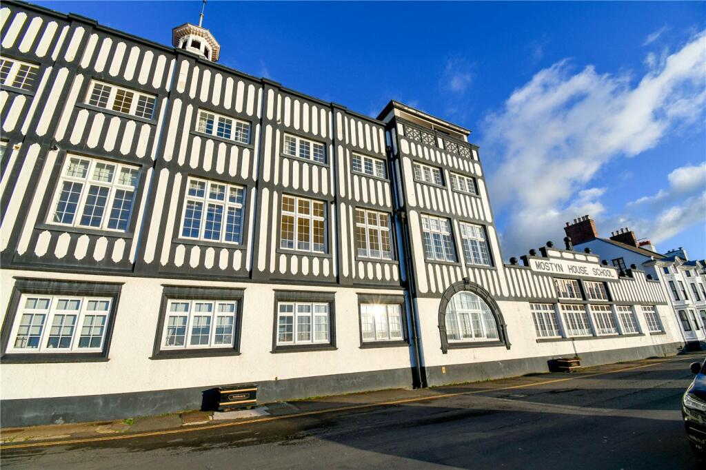 2 bedroom flat for sale in Grenfell Park, Parkgate, Neston, CH64