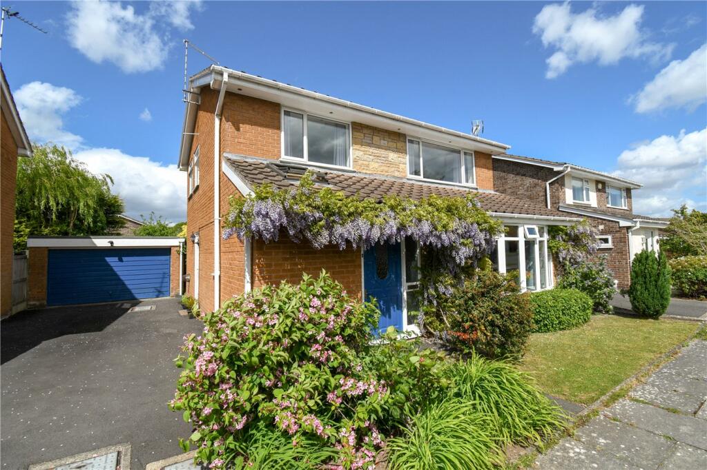 4 bedroom detached house for sale in Whitegates Crescent, Willaston