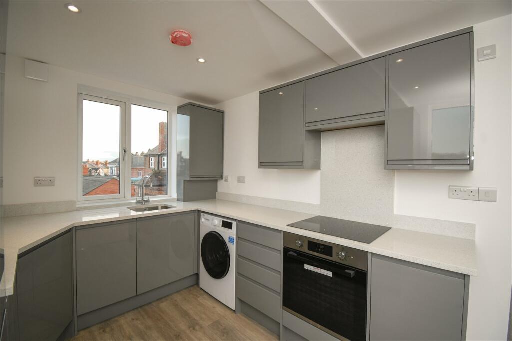 2 bedroom flat for sale in Grange Road, West Kirby, Wirral, CH48