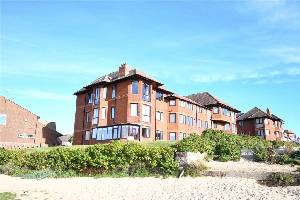 2 bedroom flat for sale in Kings Court, Hoylake, Wirral, CH47