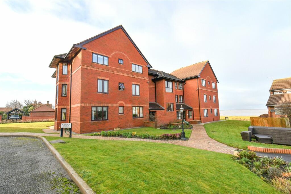 2 bedroom flat for sale in Kings Court, Hoylake, Wirral, CH47