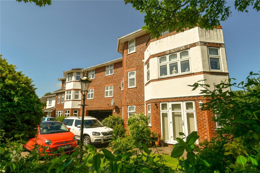 2 bedroom flat for sale in Meols Drive, Hoylake, Wirral, CH47