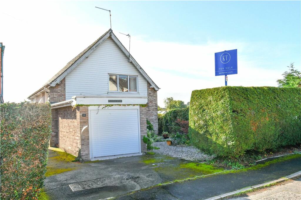 2 bedroom flat for sale in Newton Park Road, Newton, Wirral, CH48