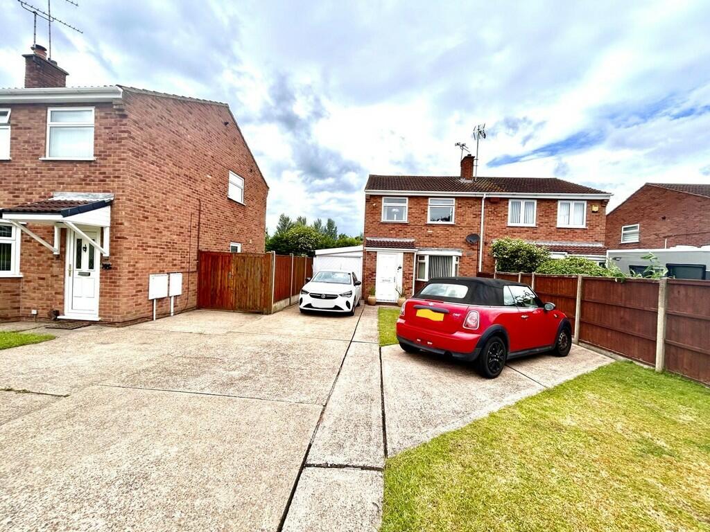 3 bedroom semidetached house for sale in Long Meadow, Mansfield