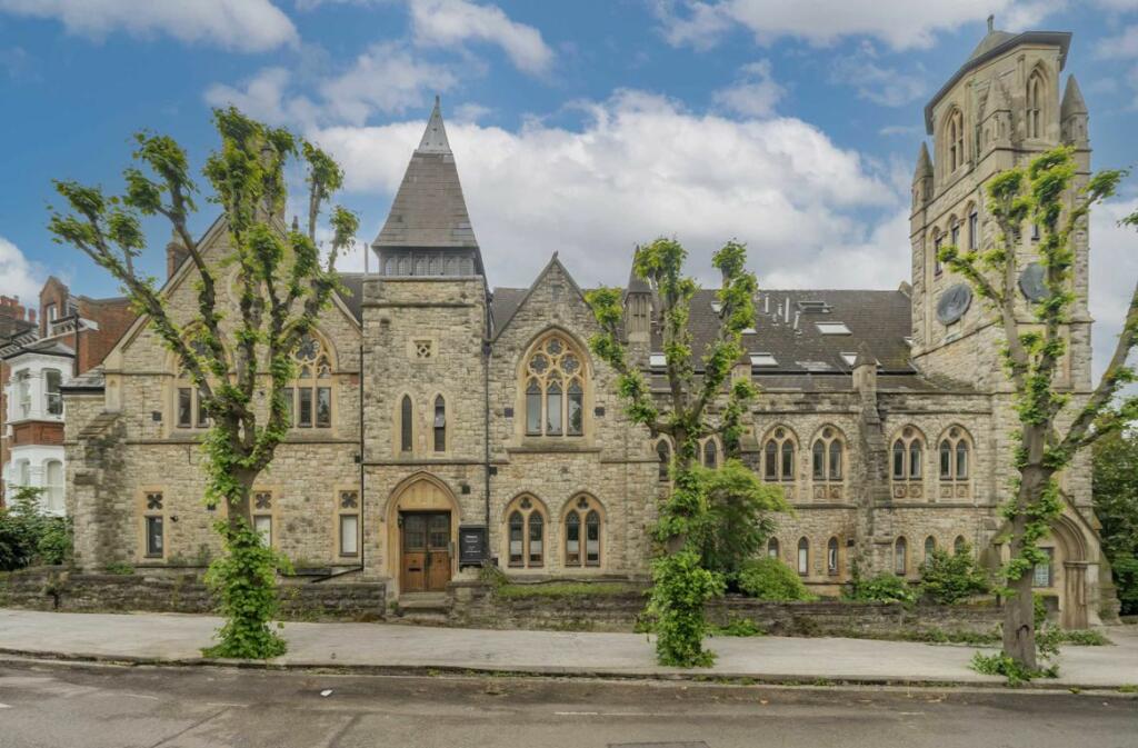 2 bedroom flat for sale in Cromwell Avenue, Highgate, N6