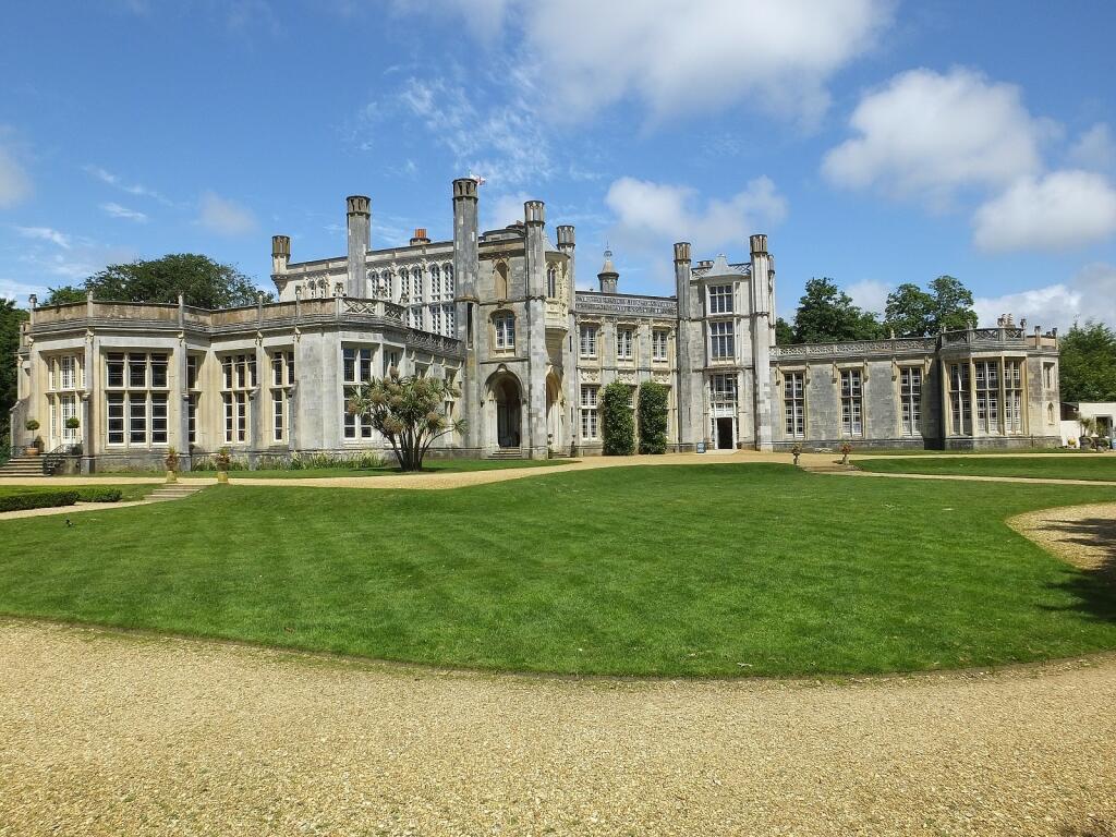 5 bedroom detached house for sale in Smugglers Lane North, Highcliffe