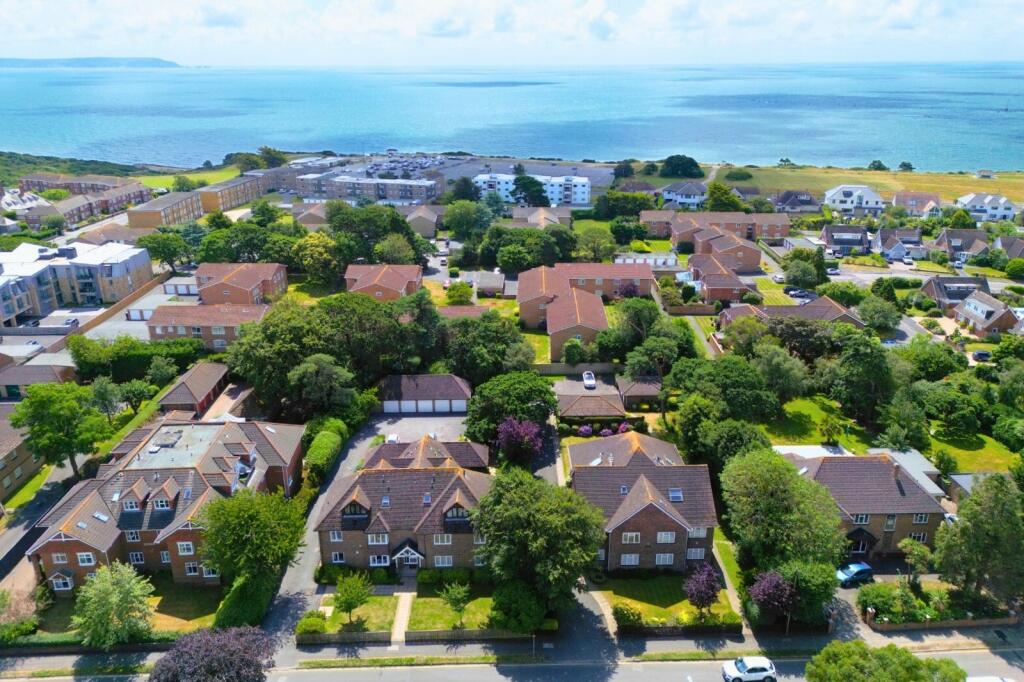 2 bedroom ground floor flat for sale in Wortley Road, Highcliffe