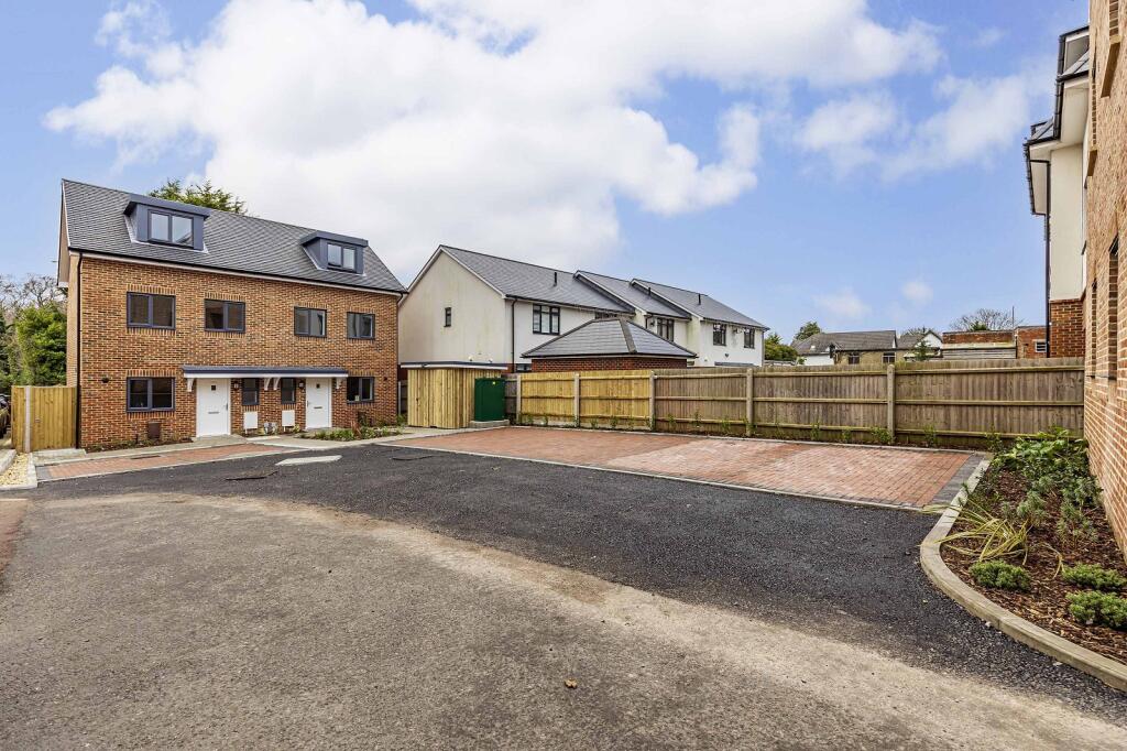Additional property image - 280b Lymington Road, Highcliffe, Dorset. BH23 5ET