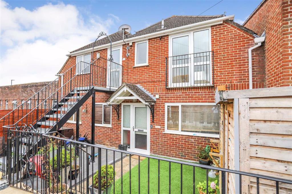 3 bedroom flat for sale in Highcliffe, BH23