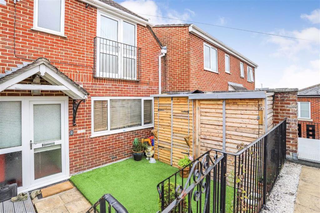 3 bedroom flat for sale in Highcliffe, BH23