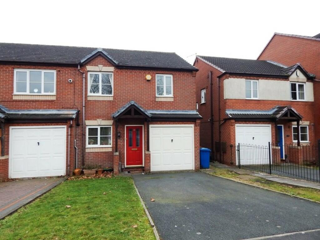 3 bedroom semidetached house for rent in Two Oaks Avenue, Burntwood, WS7
