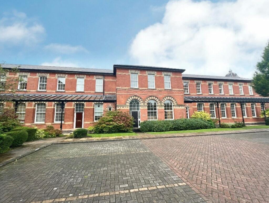 2 bedroom flat for sale in Kensington Square, Macclesfield, Cheshire, SK10