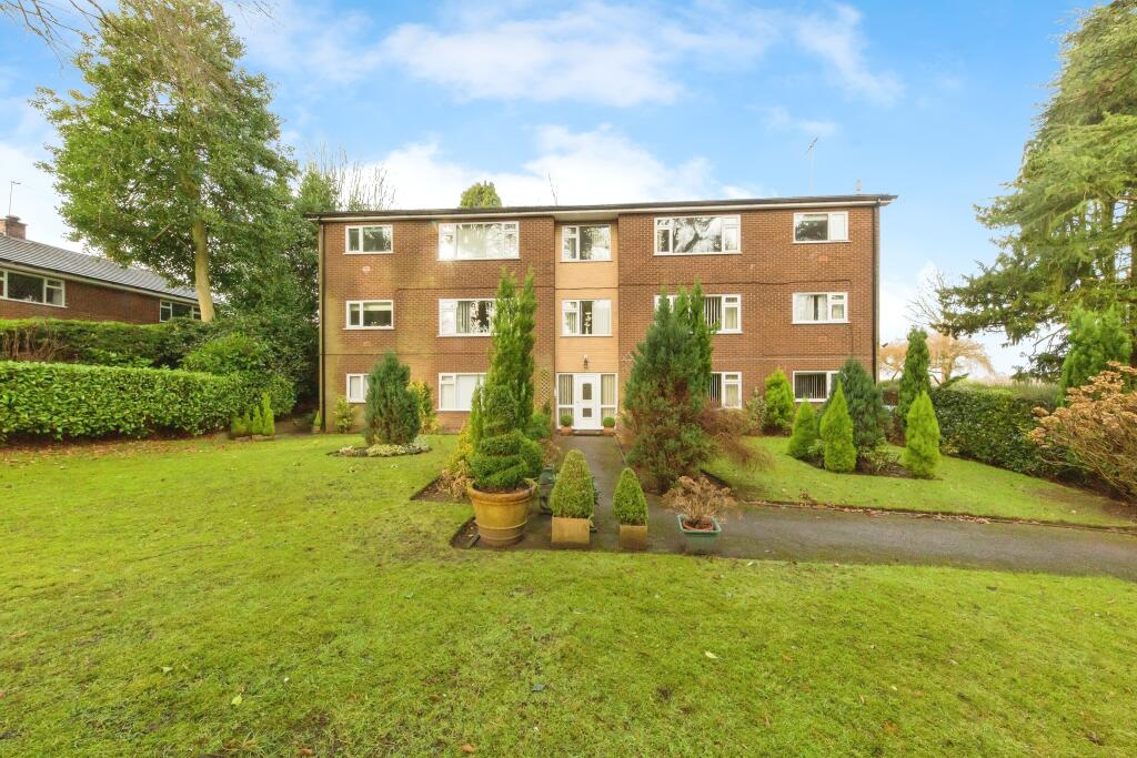 3 bedroom flat for sale in Bollinbrook Road, Macclesfield, Cheshire, SK10