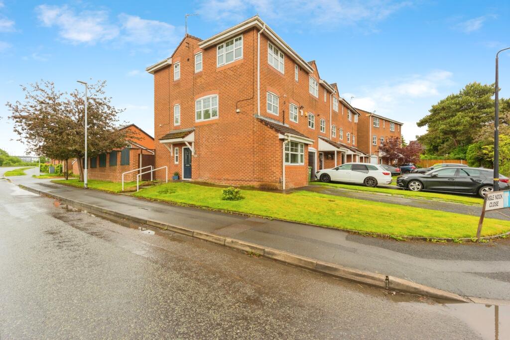 5 bedroom end of terrace house for sale in Ingle Nook Close, Carrington