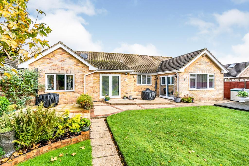 2 bedroom bungalow for sale in Chinham Road, Bartley, Hampshire, SO40
