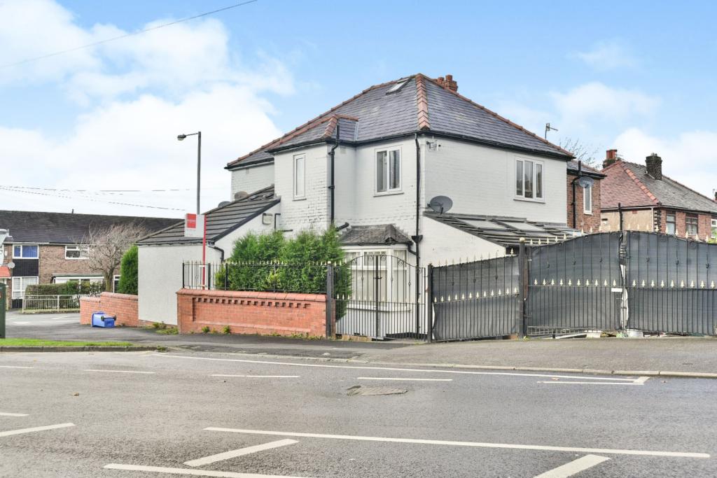 2 bedroom semidetached house for sale in Huddersfield Road, Carrbrook