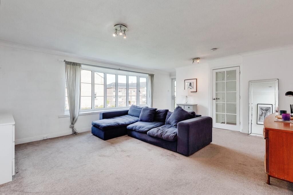 2 bedroom flat for sale in Lynton Court, Lynton Lane, Alderley Edge