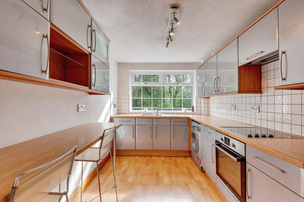 2 bedroom flat for sale in Lynton Court, Lynton Lane, Alderley Edge
