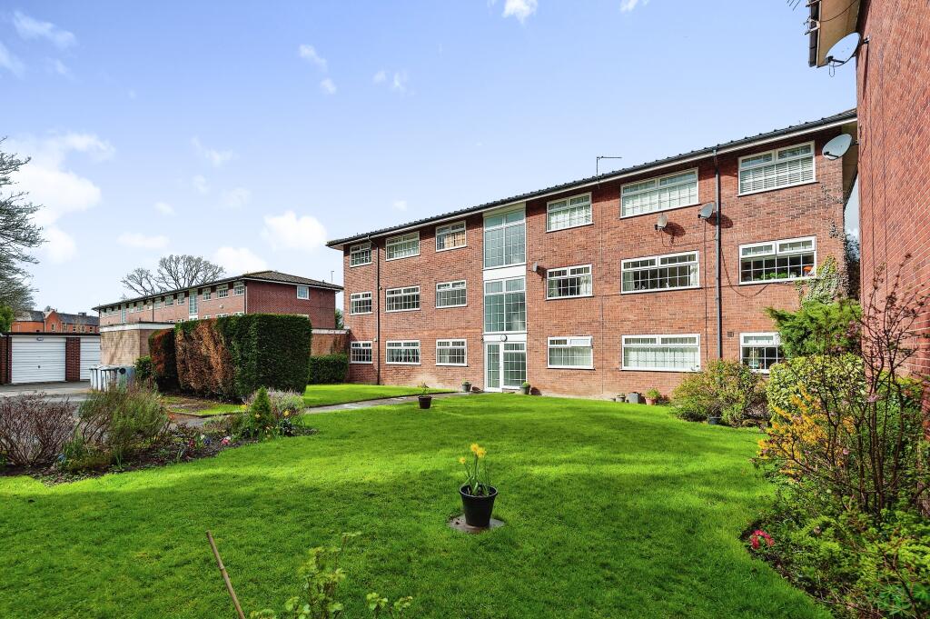 2 bedroom flat for sale in Lynton Court, Lynton Lane, Alderley Edge