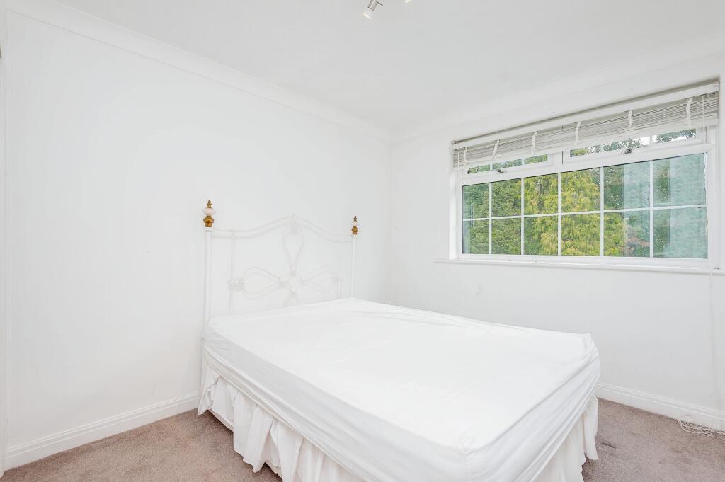 2 bedroom flat for sale in Lynton Court, Lynton Lane, Alderley Edge