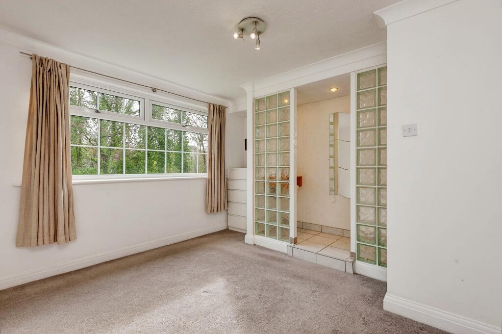 2 bedroom flat for sale in Lynton Court, Lynton Lane, Alderley Edge