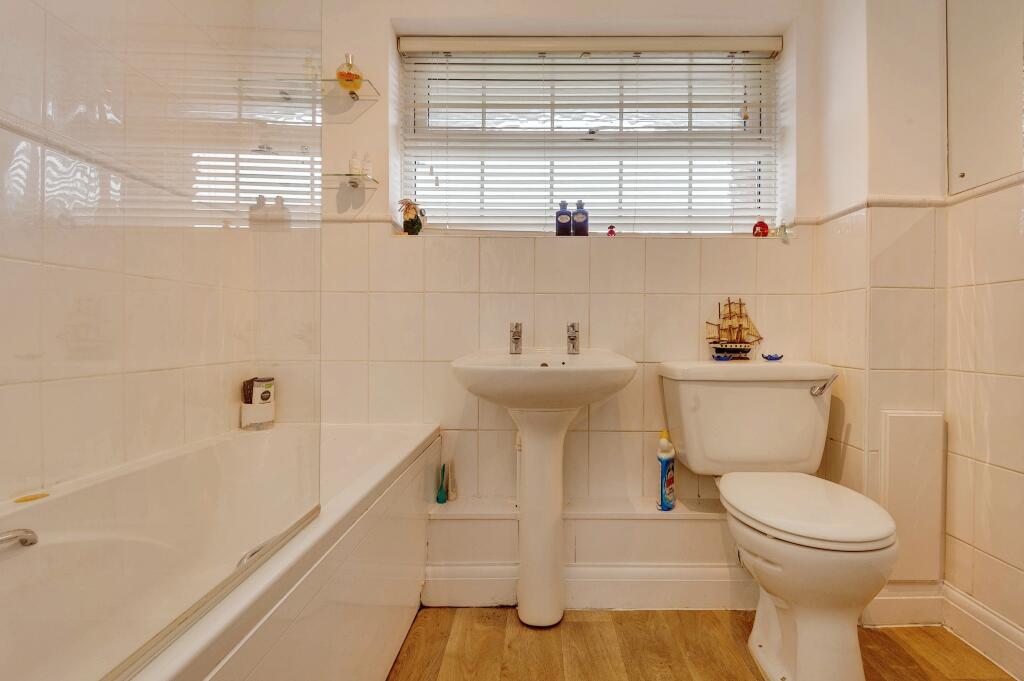 2 bedroom flat for sale in Lynton Court, Lynton Lane, Alderley Edge