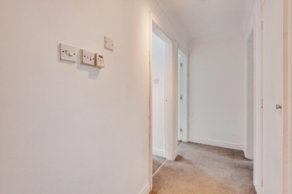 2 bedroom flat for sale in Lynton Court, Lynton Lane, Alderley Edge