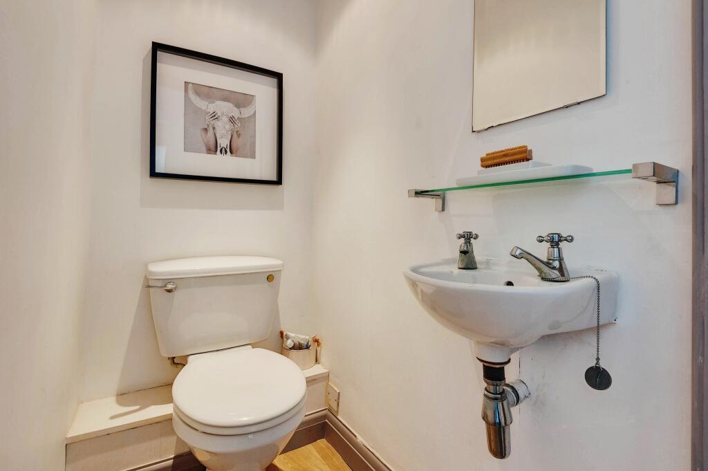 2 bedroom flat for sale in Lynton Court, Lynton Lane, Alderley Edge