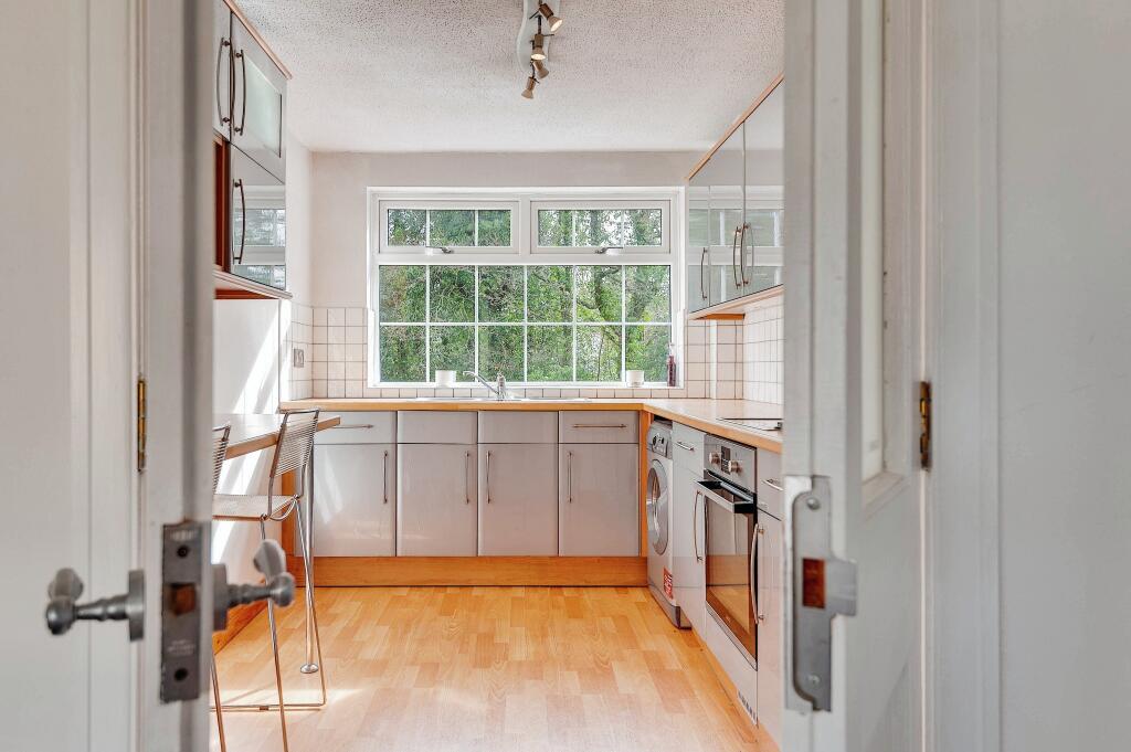 2 bedroom flat for sale in Lynton Court, Lynton Lane, Alderley Edge