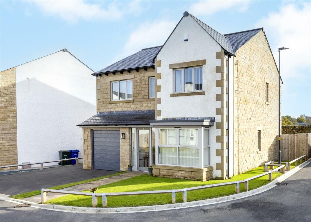 4 bedroom detached house for sale in 5 Felstead View, Bentham, LA2