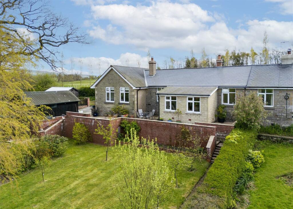 2 bedroom semidetached bungalow for sale in Beckfoot, Robin Lane