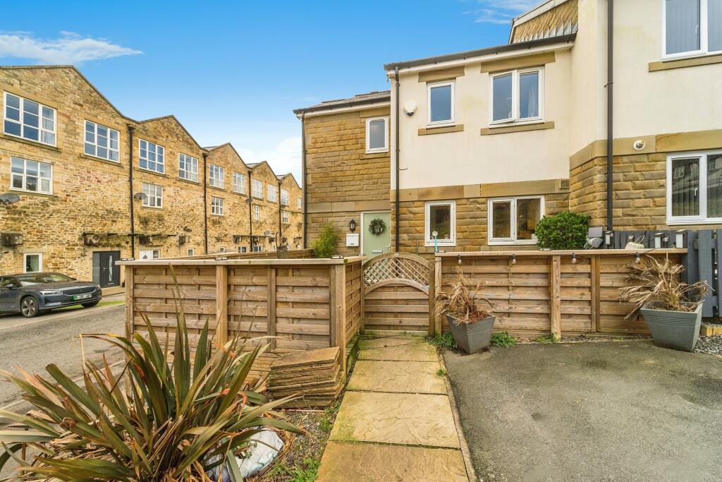 3 bedroom mews property for sale in Quaker Rise, Brierfield, Nelson, BB9