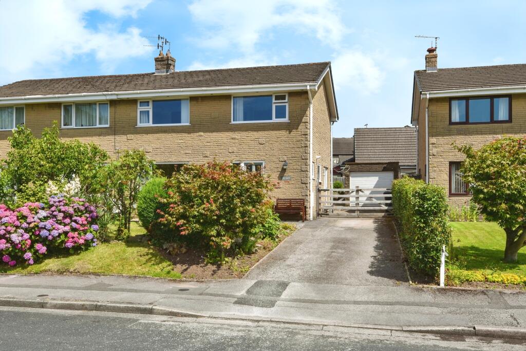 4 bedroom semidetached house for sale in Meadowfield, Halton