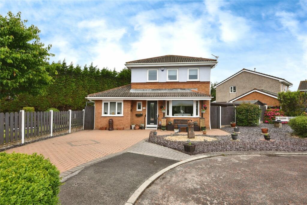 4 bedroom detached house for sale in Winchester Close, Heaton With