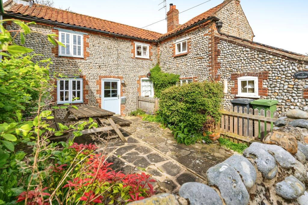 2 bedroom end of terrace house for sale in The Londs, Overstrand