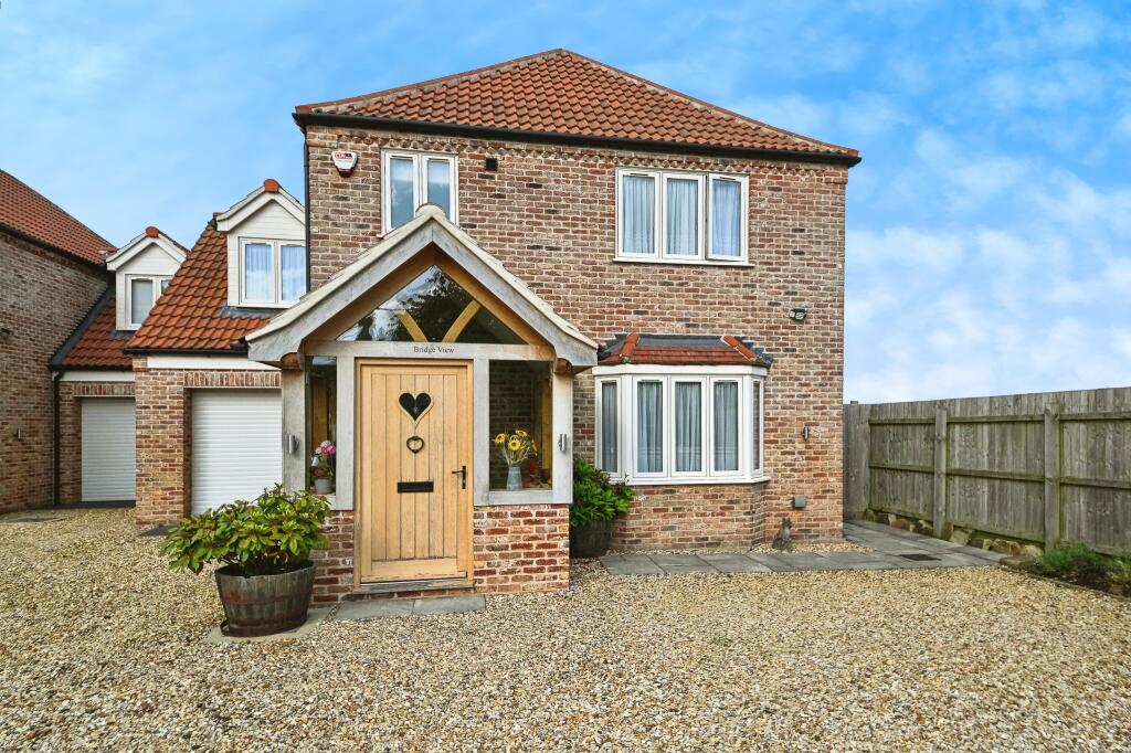 4 bedroom link detached house for sale in Main Road, Three Holes