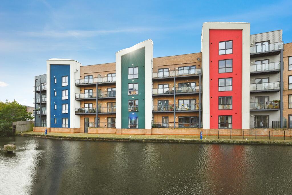 2 bedroom flat for sale in Wharf Road, Chelmsford, Essex, CM2