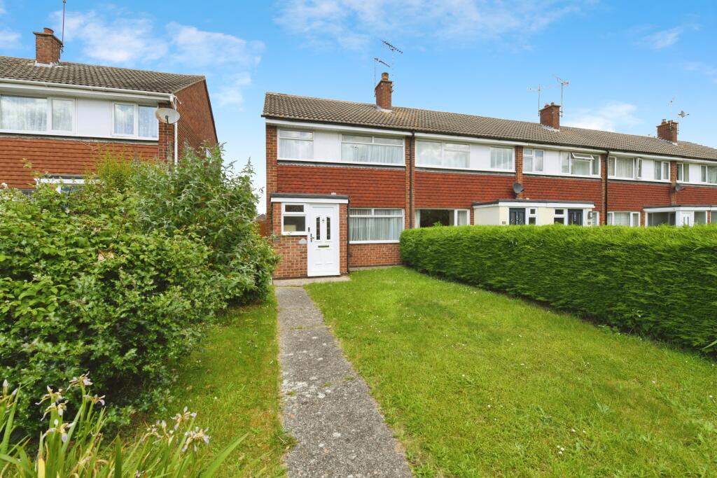 3 bedroom end of terrace house for sale in Moss Path, Galleywood