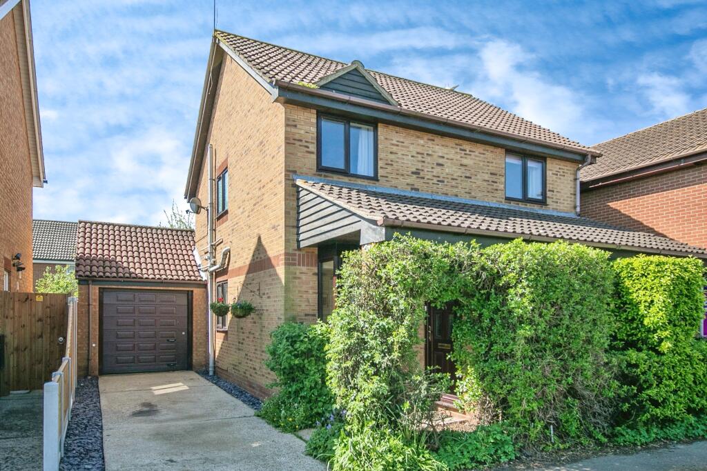 4 bedroom detached house for sale in Havering Close, ClactononSea
